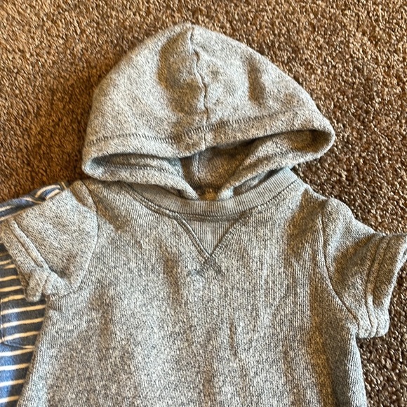 2 Adorable Baby Gap Rompers- size 6-12 months - Picture 2 of 7